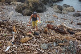 拉黑子於海邊撿拾漂流塑膠， 攝影/篤固工作室